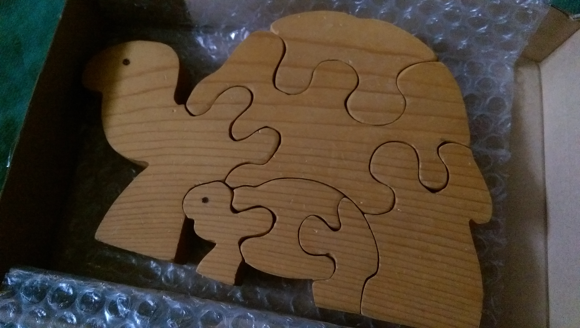 Kinderholzpuzzle, das zwei Schildkröten darstellt, die getrennt aufgestellt werden können.
