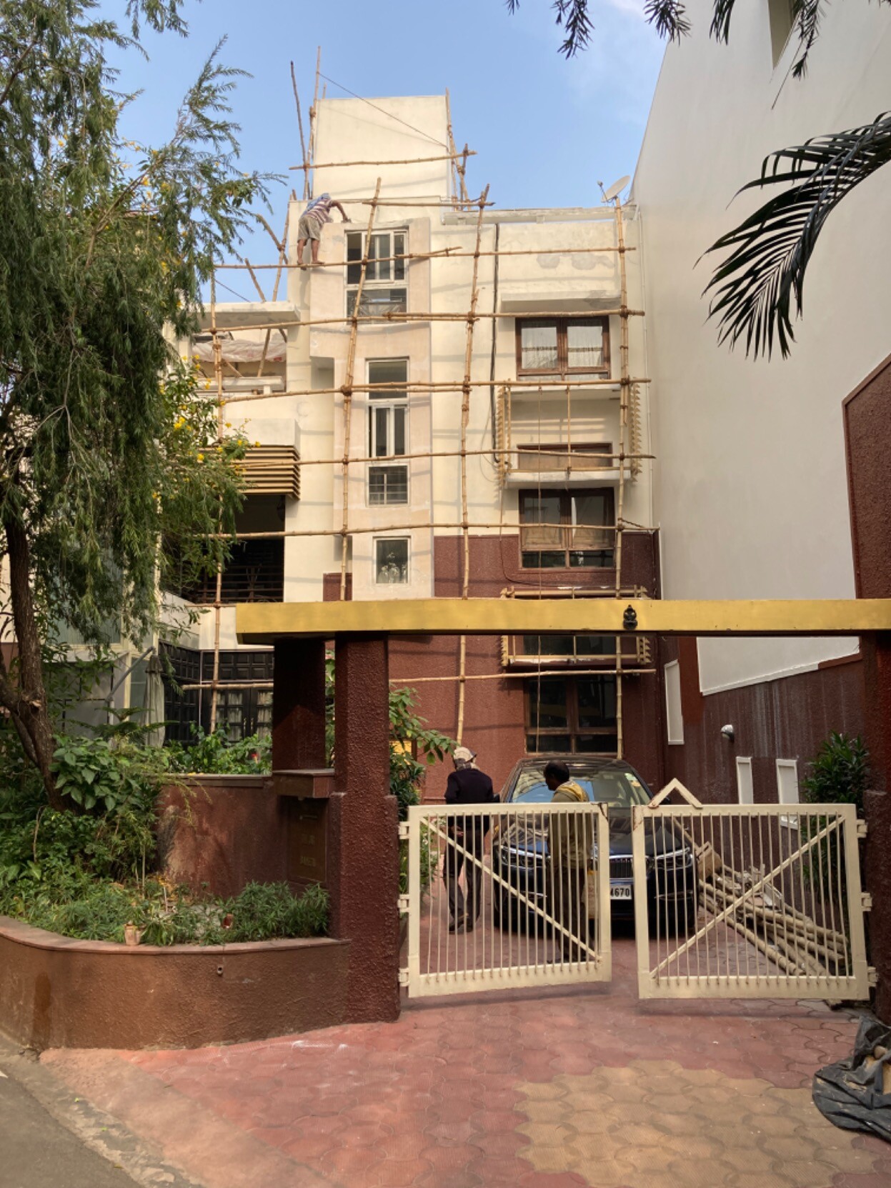 Building maintenance project using a lattice of bamboo stalks for workers to stand on