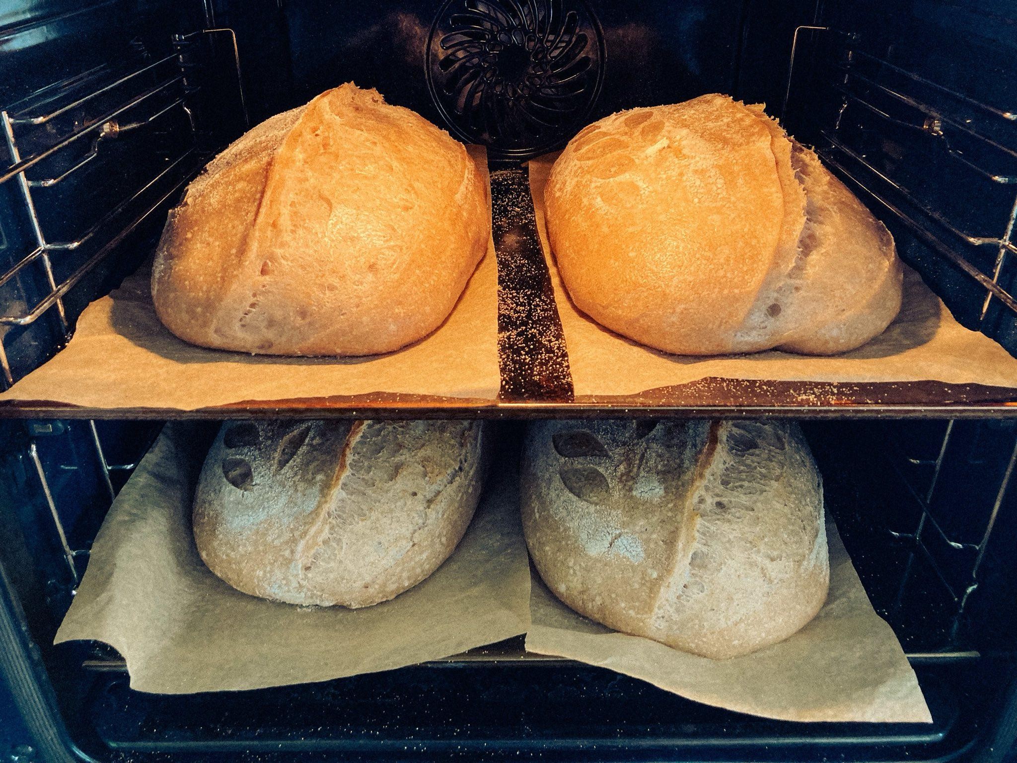 4 Brote im ofen auf Stahlblechen