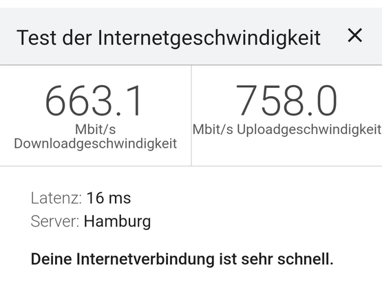 Screenshot eines Internet-Speedtest.
Download 663 Mbit/s und Upload 758 Mbit/s.