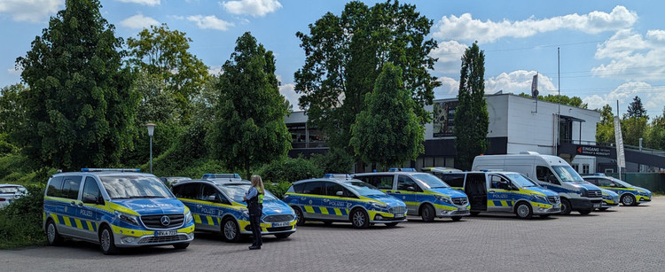 Eine Reihe nebeneinander geparkter Polizeifahrzeuge