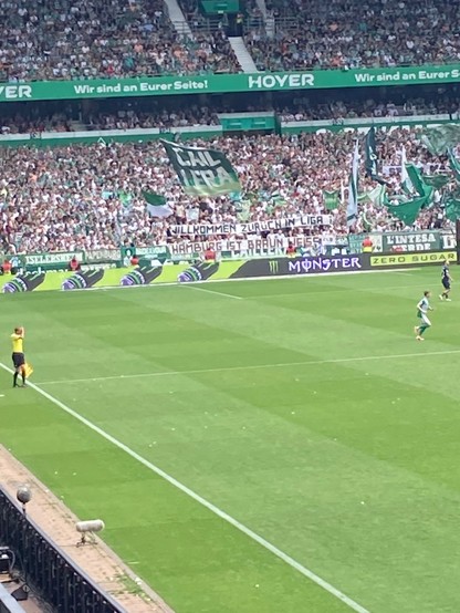 Transparent in Bremer Fankurve:
Willkommen zurück in Liga 1
Hamburg ist braun weiß.