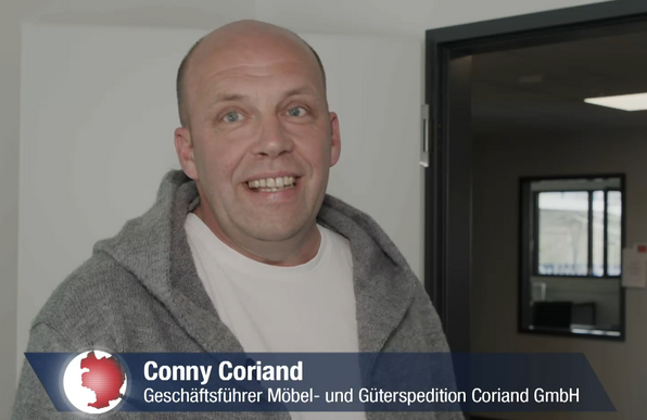 Screenshot aus einem Video von Jena TV von April 2024 mit Conny Coriand und der Bildunterschrift 