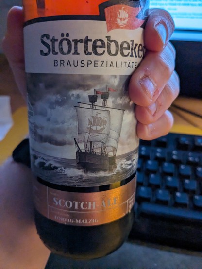 Foto einer Bierflasche von Störtebeker Scotch-Ale.