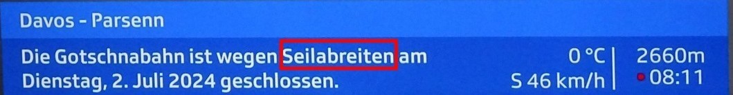 Foto vom Schweizer TV (Wetterkanal). Im Text (weisse Schrift auf blauem Hintergrund) heisst es:
Davos - Parsenn
Die Gotschnabahn ist wegen Seilabreiten am Dienstag, 2. Juli 2024 geschlossen.