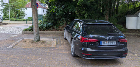 Audi A6 4.5 tfsi parkt im absoluten Halteverbot in einer Brunnenanlage
