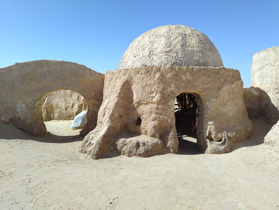 Klassische Rundkuppelhäuser aus den Star wars Filmen wie man sie von Tatooine kennt. Teil der Filmkulissen die man heute noch anschauen kann 