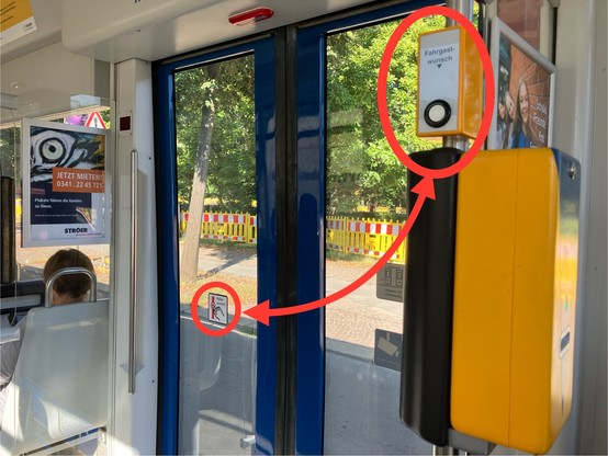 Foto in einer Leipziger Straßenbahn (Bimmel). An der Tür klebt ein Hinweisschild, man solle die Taste 