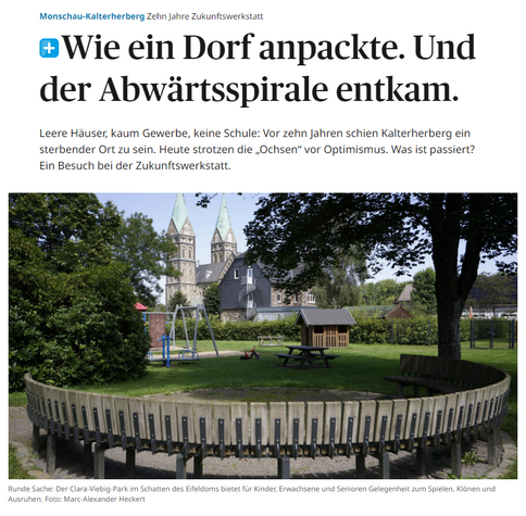 Screenshot eine Artikels auf www.aachener-zeitung.de. Der Titel lautet: Wie ein Dorf anpackte. Und der Abwärtsspirale entkam. Das Foto zeigt einen Park mit großer halbkreisförmiger Bank und einem Spielplatz dahinter.