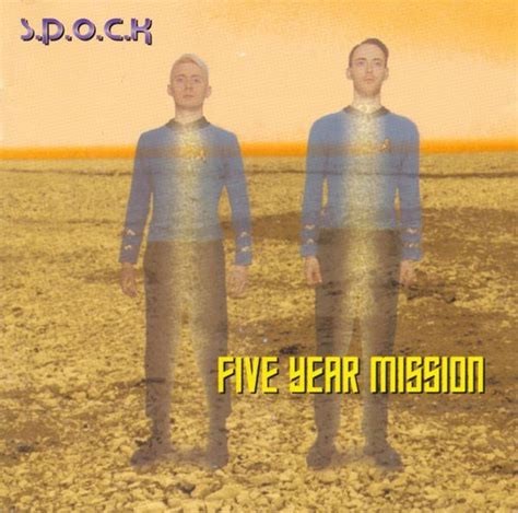 Cover S.P.O.C.K Five Year Mission
Abgebildet sind zwei halb-transparente männliche Personen in einer blauen Uniform, die stark an die aus Star Trek TOS erinnert, in einer wüstenartigen Gegend. Es sieht so aus, als würden die Personen gerade 