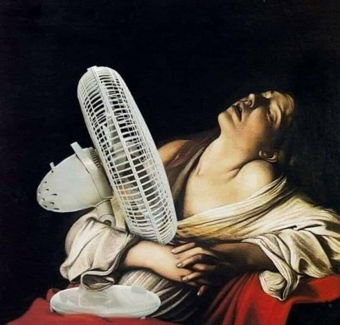 Renaissance-Gemälde einer erschöpft aussehenden Frau, die (dank Photoshop) einen modernen Ventilator in den Armen hält.