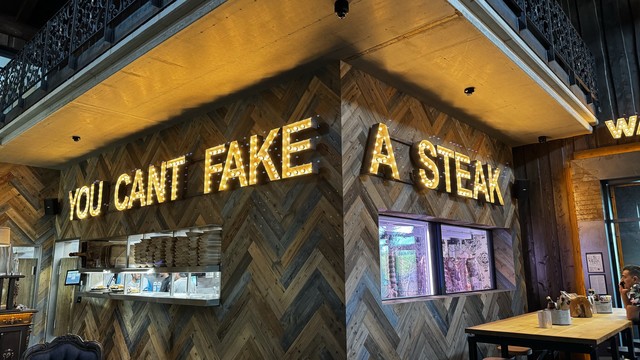 Ein Restaurant-Interieur mit einem auffälligen Schild mit der Aufschrift 