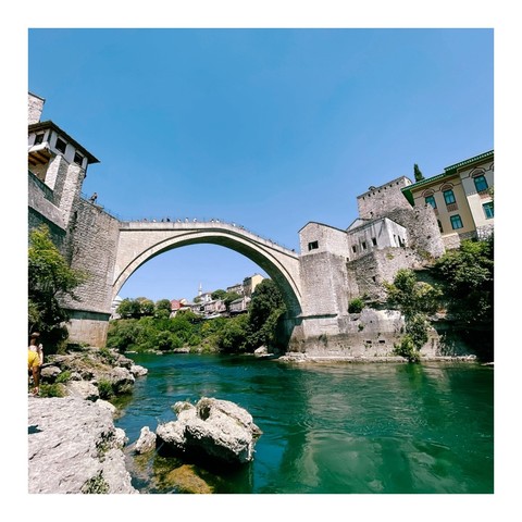 Die berühmte Brücke von Mostar mit mittelalterlichen Bauten und Fluss