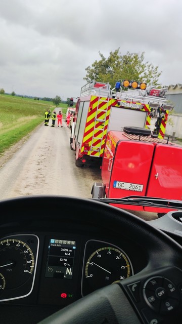 Feuerwehrfahrzeug mit Anhänger. Im Hintergrund das DRK mit zwei Fahrzeugen.