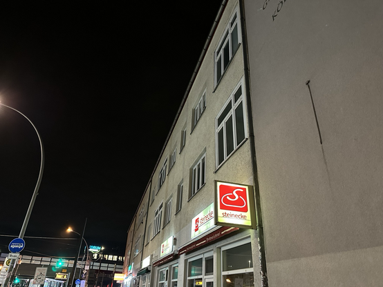 Ein 3-stickiges Gebäude mit einem rot-weißen Schild mit Aufschrift „Steinke“