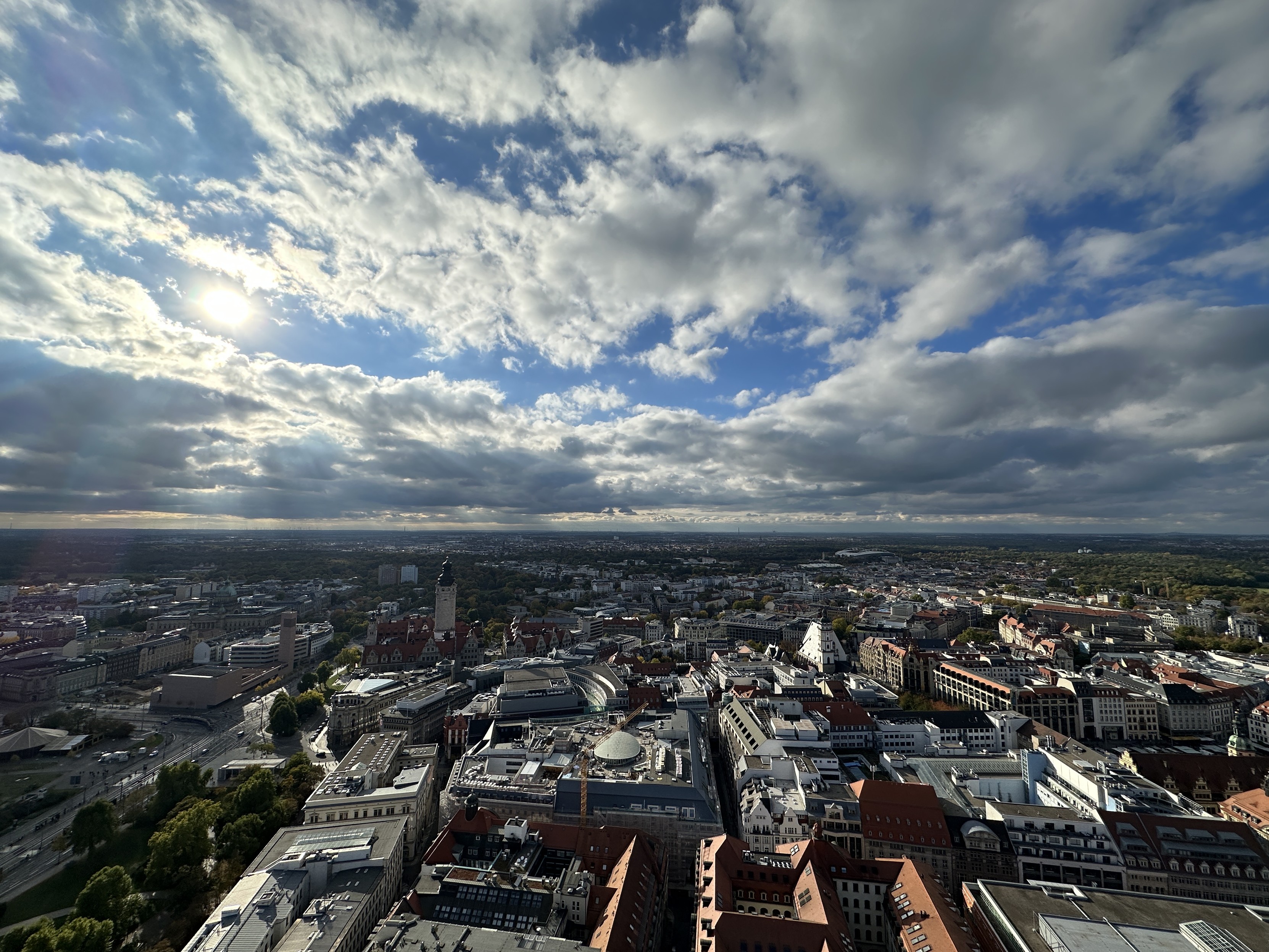 Weitwinkel-Aufnahme vom Leipziger Uni-Riesen aus über die Innenstadt in Richtung Westen Weitwinkel-Aufnahme vom Leipziger Uni-Riesen aus über die Innenstadt in Richtung Westen