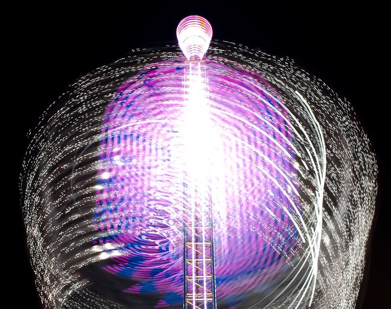 Langzeitbelichtung einen Kettenkarussell bei Nacht. Langzeitbelichtung einen Kettenkarussell bei Nacht.