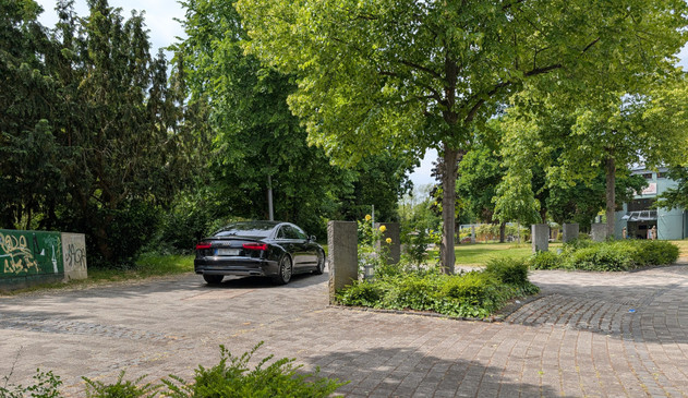 Die Heckansicht eines PKW, welcher um den Jordansprudel im Kurpark von Bad Oeynhausen fährt.