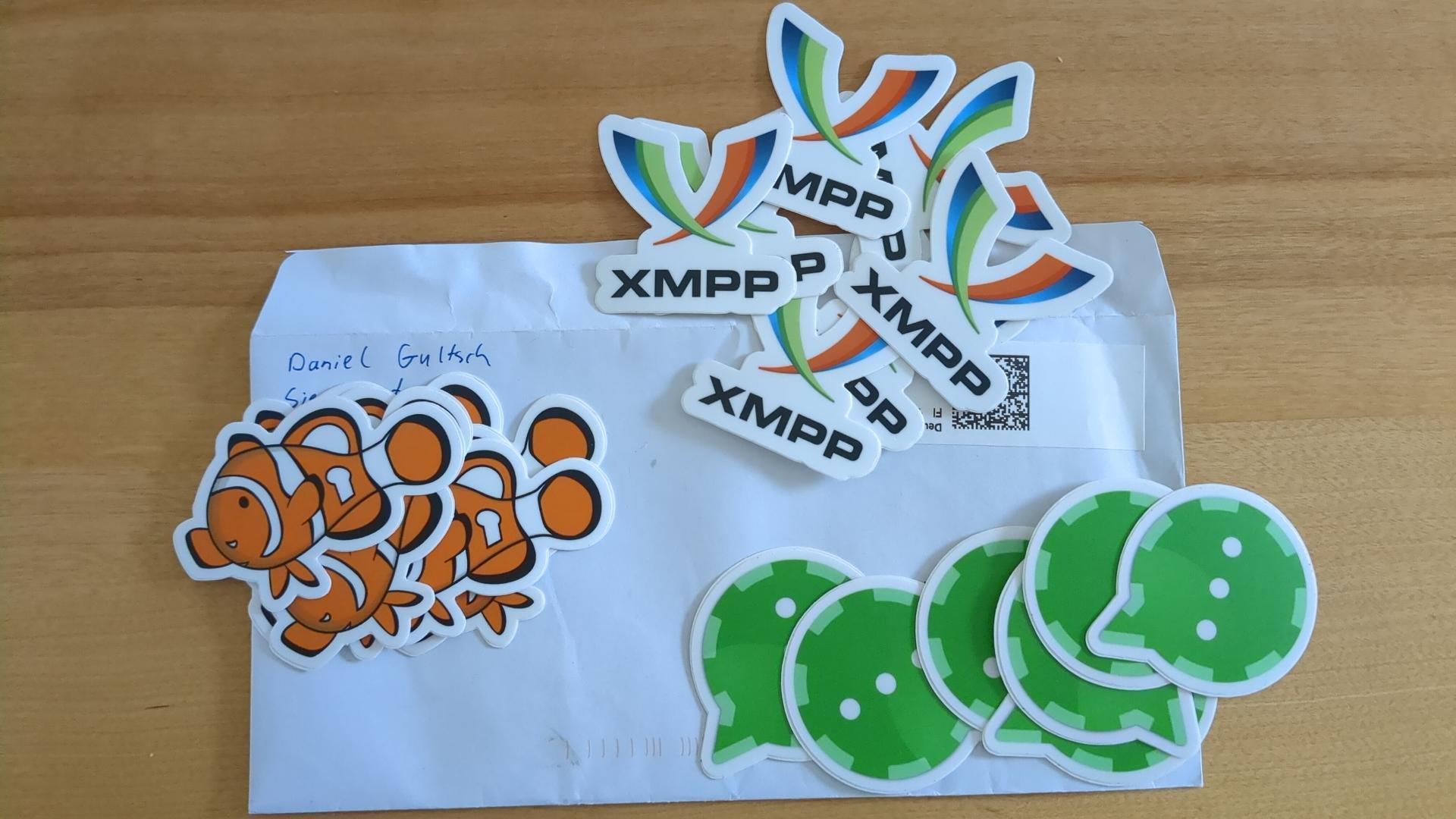 XMPP-, OMEMO und Conversations-Sticker auf einem Briefumschlag