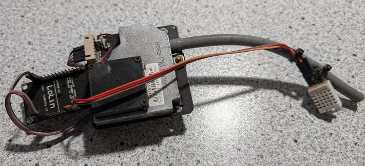 Ein Luftdatensensor, bestehend aus zwei Platinen, einem Schlauch und einem kleinen Platinchen. Es ist eine Draufsicht mit verschiedenen bunten Kabeln, welche die beiden Platinen verbinden.