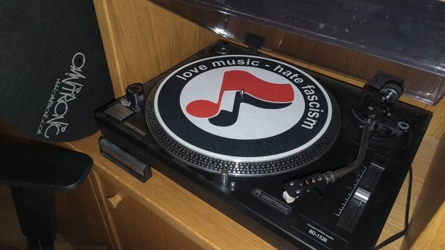 "love music - hate fascism" slipmat