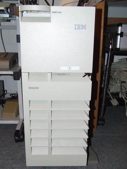 Die Front eines Computers: IB; RS/6000 ...