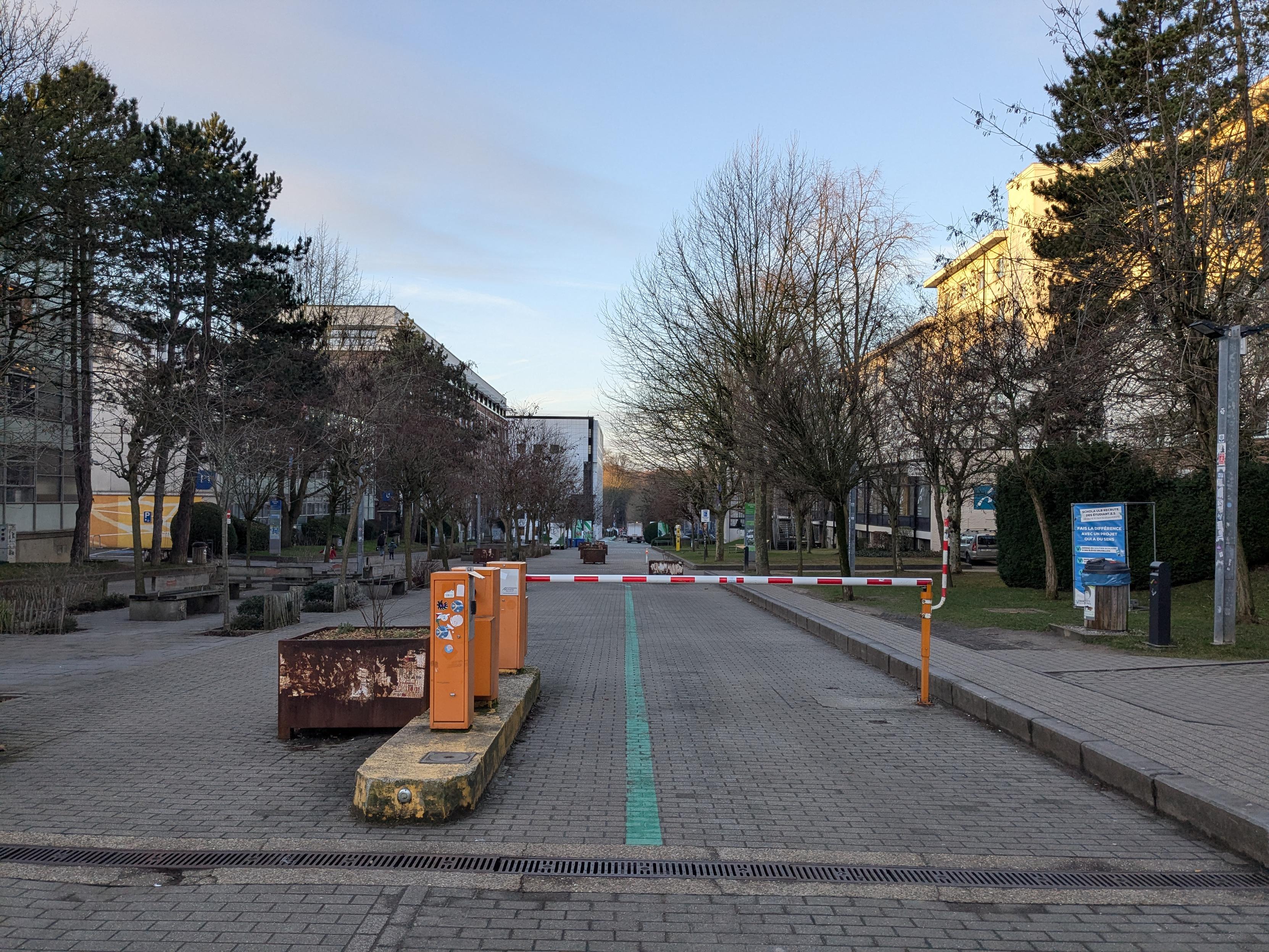 Empty road between buildings at ULB one day before FOSDEM