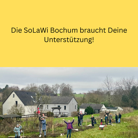 Ober Hälfte gelbe Fläche mit dem Text: Die SoLaWi Bochum braucht Deine Unterstützung!
Unten ein Foto von winkenden Menschen mit Spaten auf einem kleinen Gemüseacker.