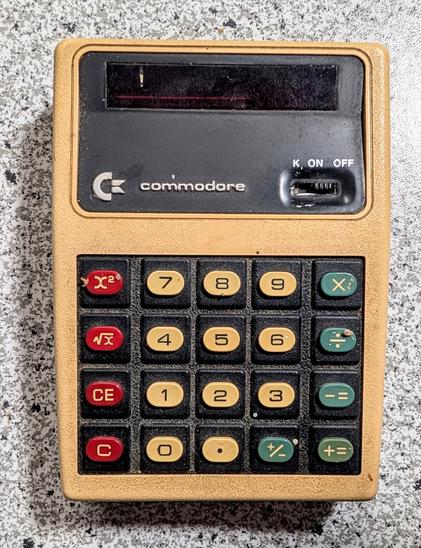 Ein beigefarbener Taschenrechner von Commodore.