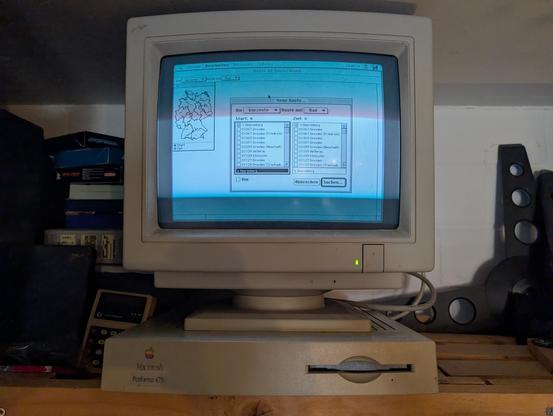 Der Bildschirm eines Apple Macintosh Performa 475 mit dem geöffneten Routenplaner "Route 66".
