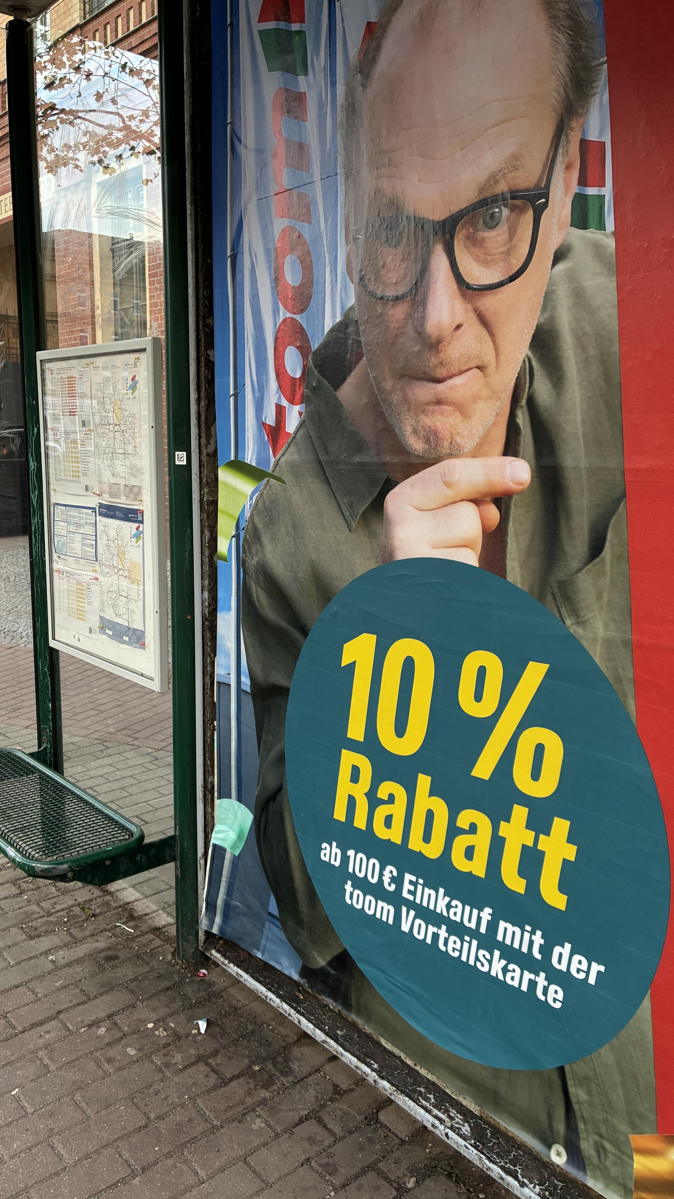 toom-Werbung an einer Straßenbahn-Haltestelle mit Kommissar Schnabel (Martin Brambach).