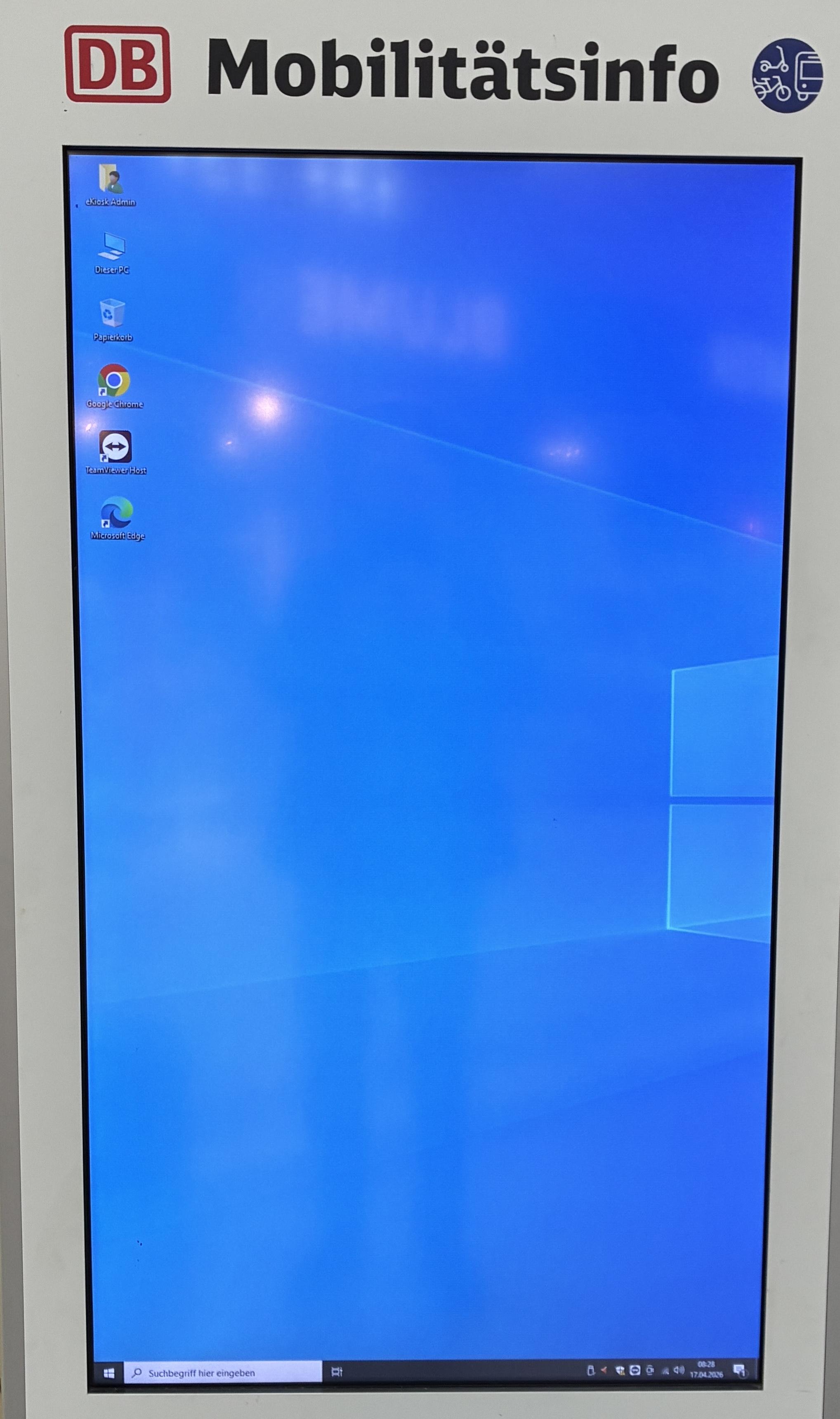 Windows-Desktop der »DB Mobilitätsinfo« am Bahnhof.