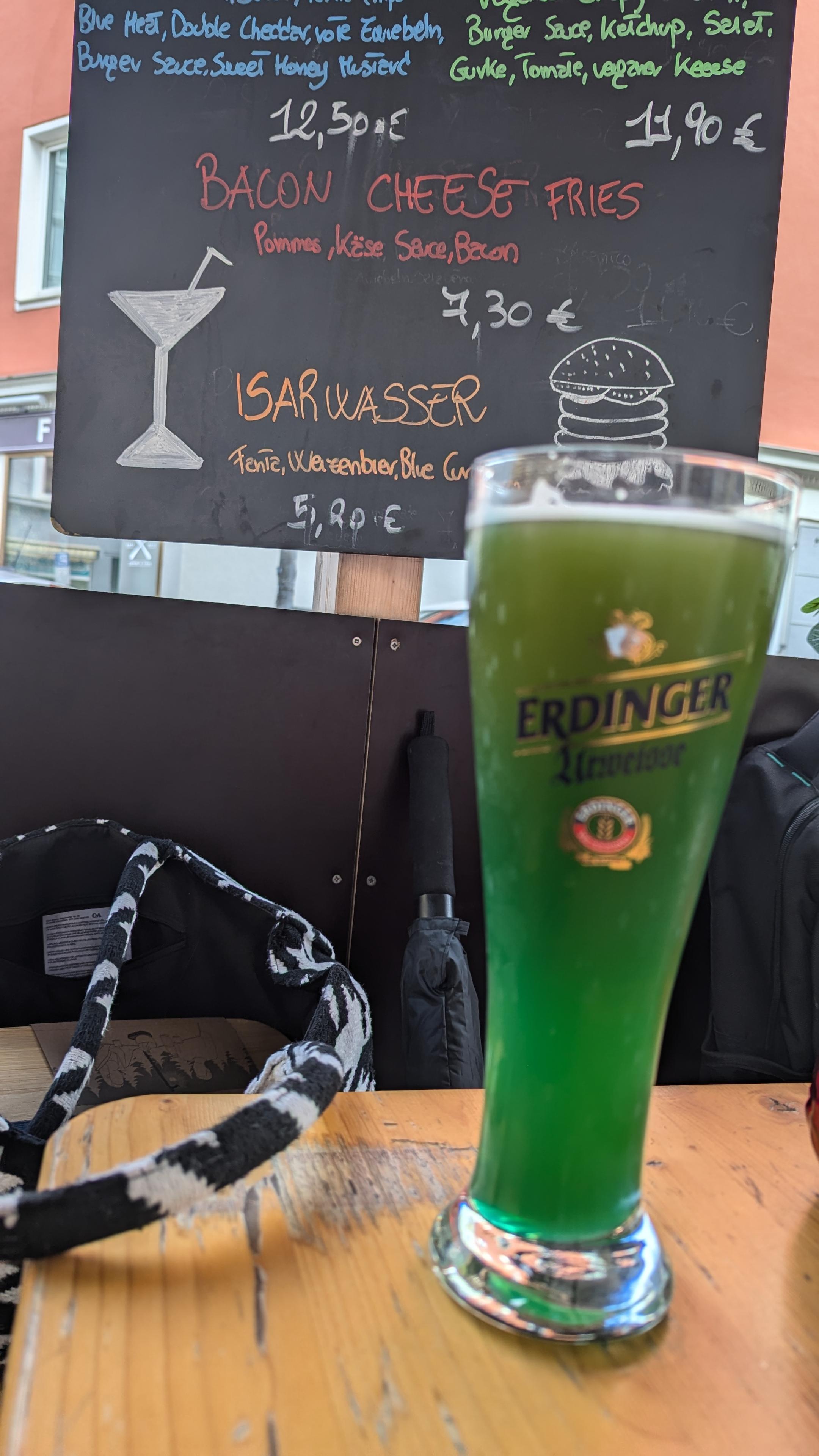 Ein Glas Isarwasser. (Weißbier mit Curacao und Limo, wodurch die Farbe Giftgrün wird.)
