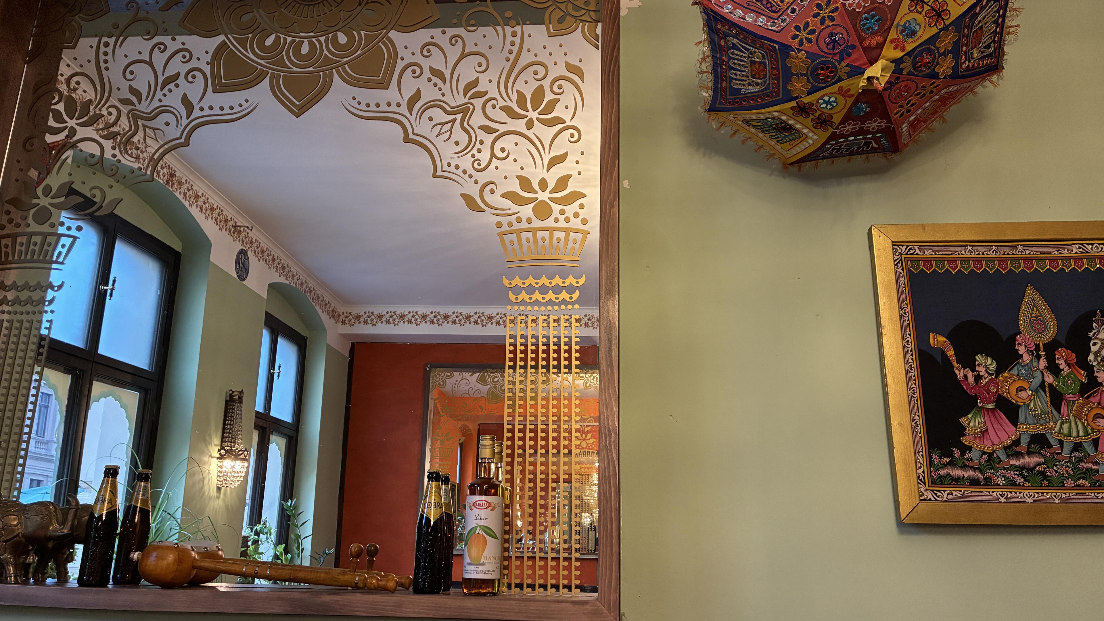 Namaste India in Halle – Dekorative Innenansicht.