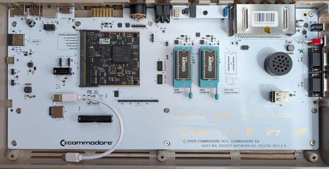 Das weiße Motherboard eines Commodore C64 Ultimate mit zwei eingesetzten ArmSID-Chips.