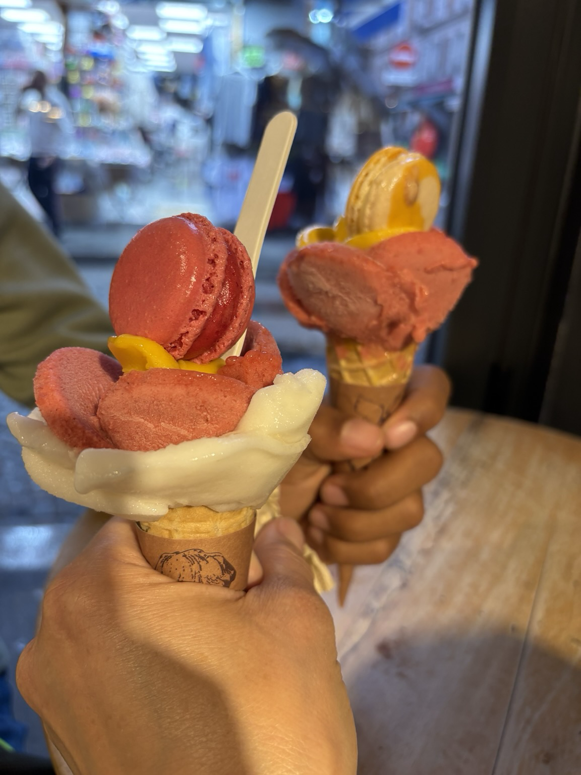 Zwei Eis in der Waffel, Eiscreme in Blütenform aufgetragen, Macaron on top