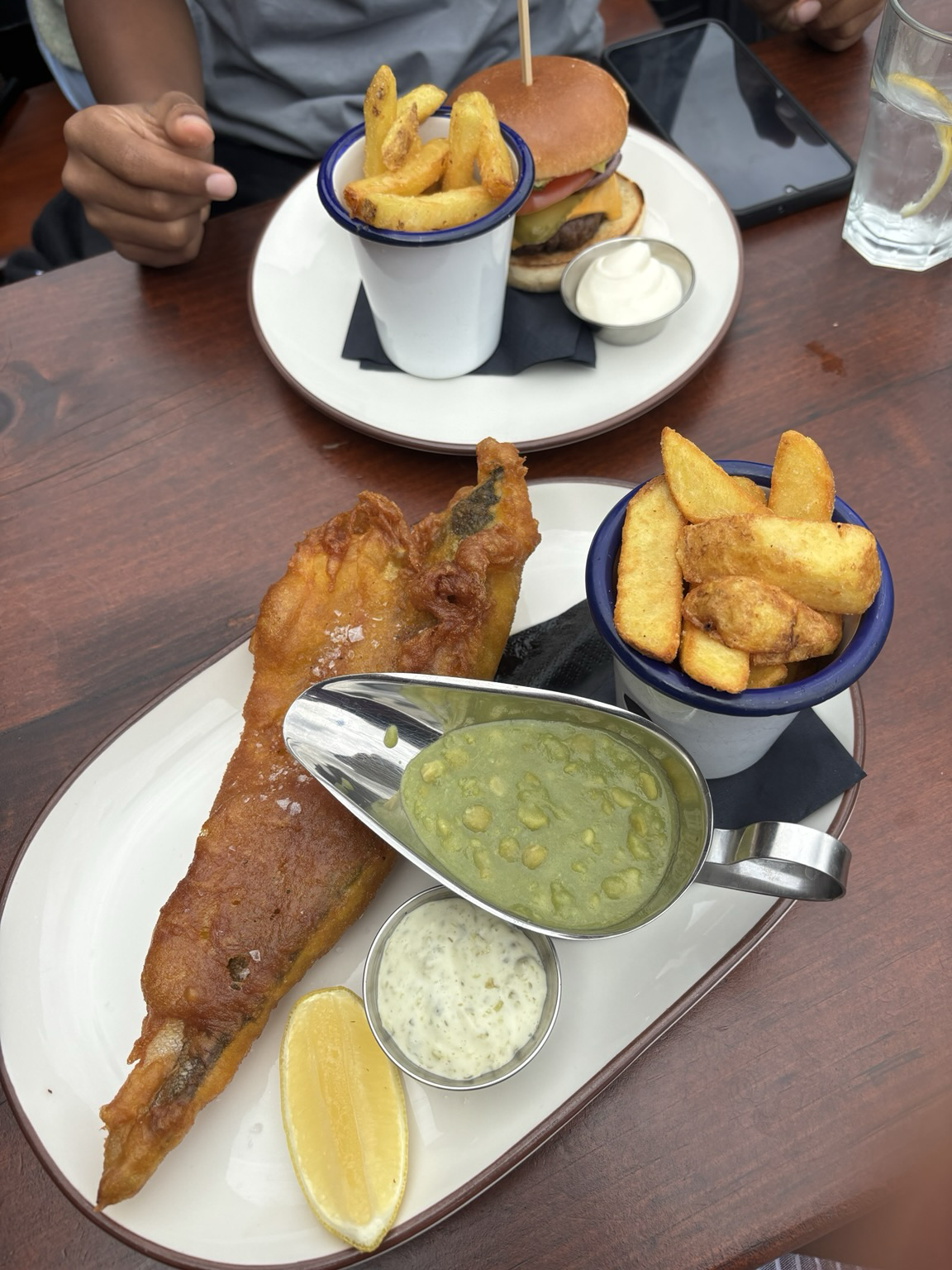 Fish und Chips mit grüner Erbsensoße