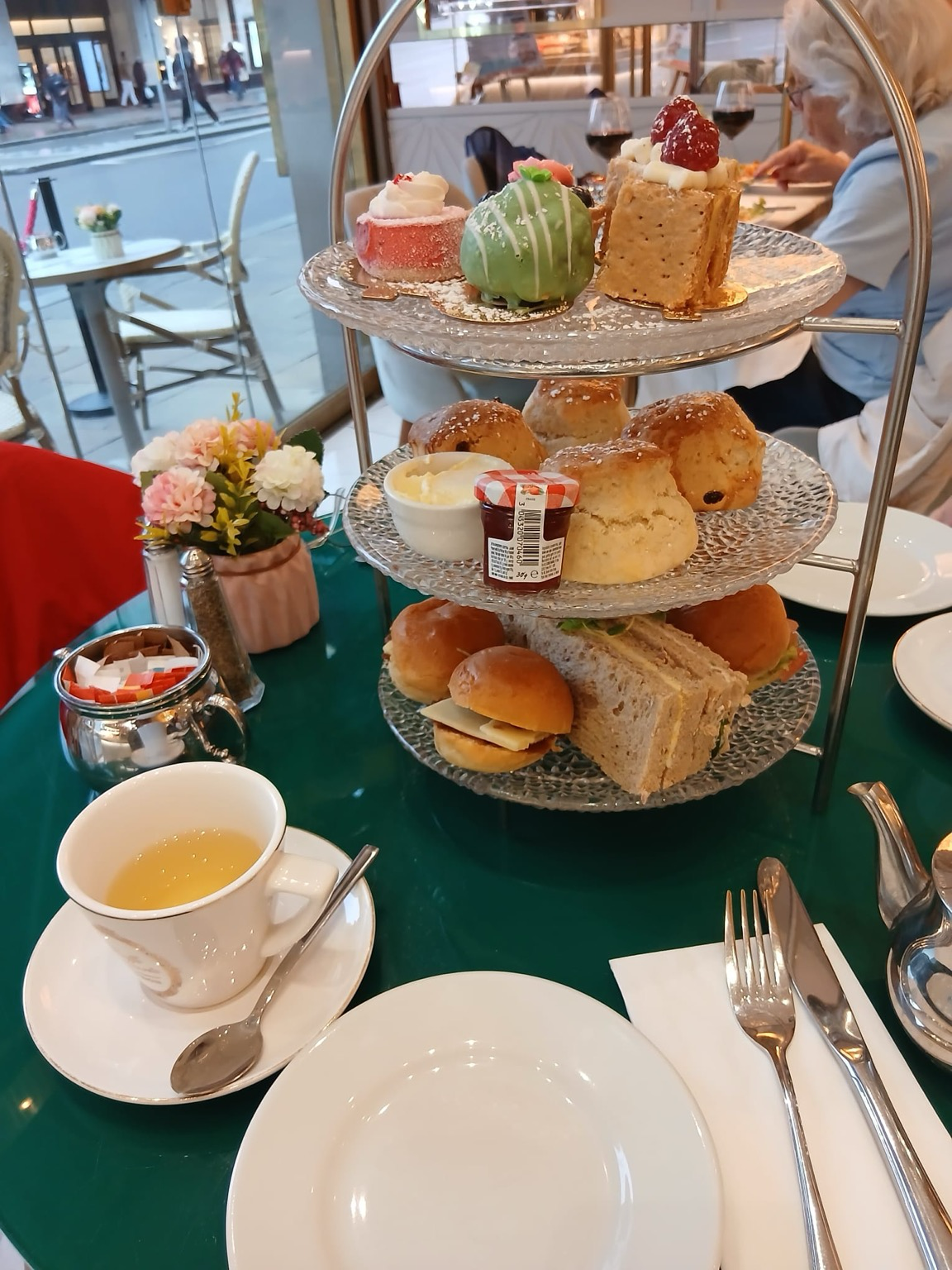 Etagere mit Sandwiches, Scones und kleinen Kuchen