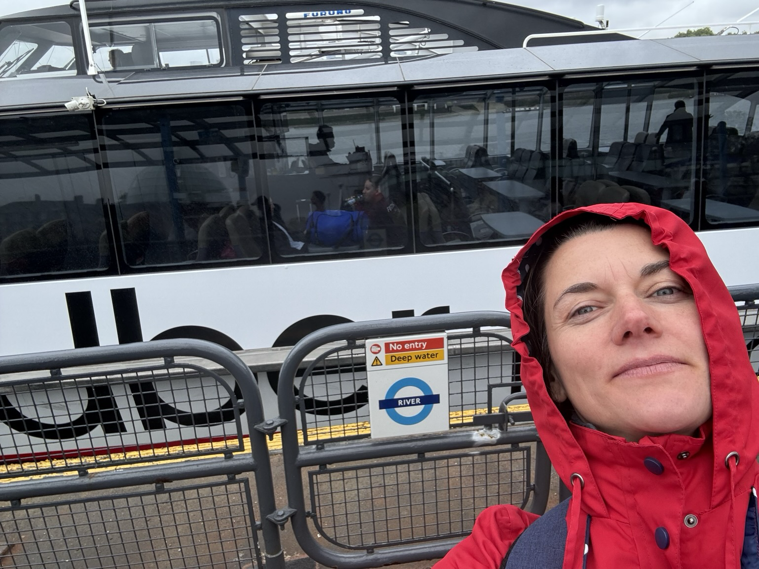 Judith vor einem Uber-Schiff (Thames)