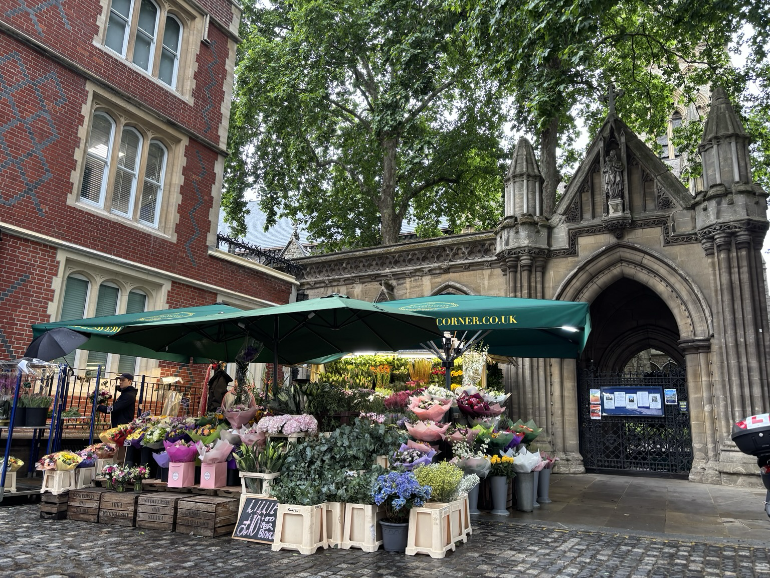 Hübscher Blumenstand vor altem Gebäude