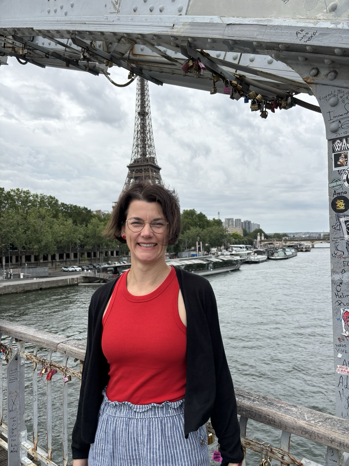 Judith vor’m Eiffelturm