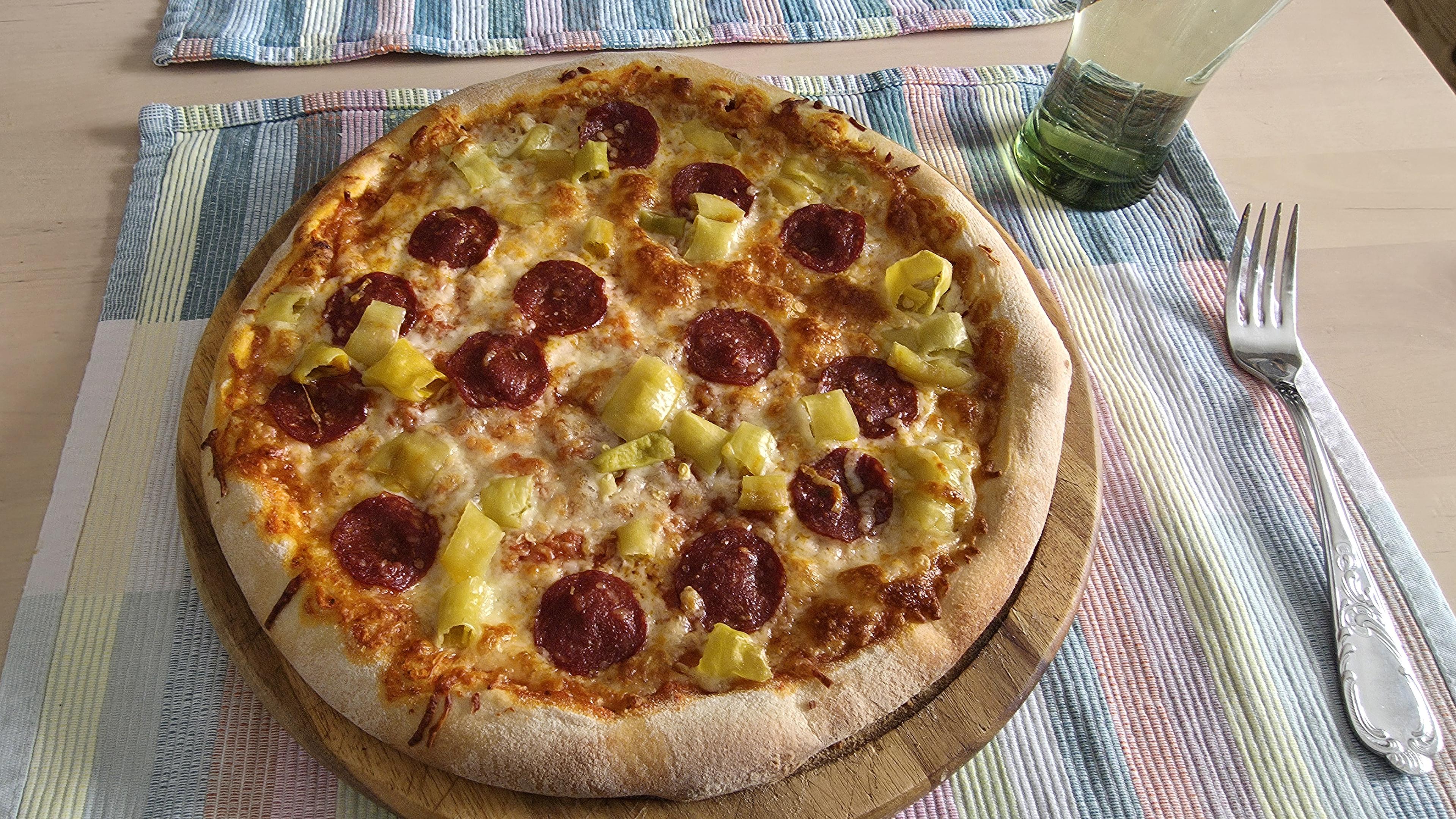 Happy End in Form einer Pizza auf dem Küchentisch, bereit zum verzehr!