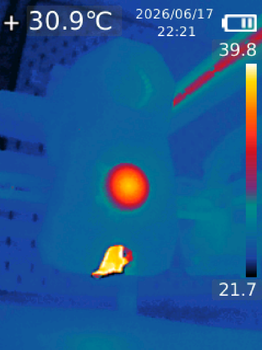 Thermal image of the toolhead with heated nozzle. The hotend fan is running and has a higher temperature than the toolhead body.