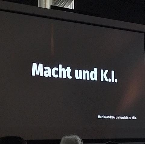 Foto von einer Leinwand.Text: Macht und KI

Martin Andree, Universität zu Köln