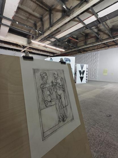 Blick innen auf unterschiedliche Kunstwerke