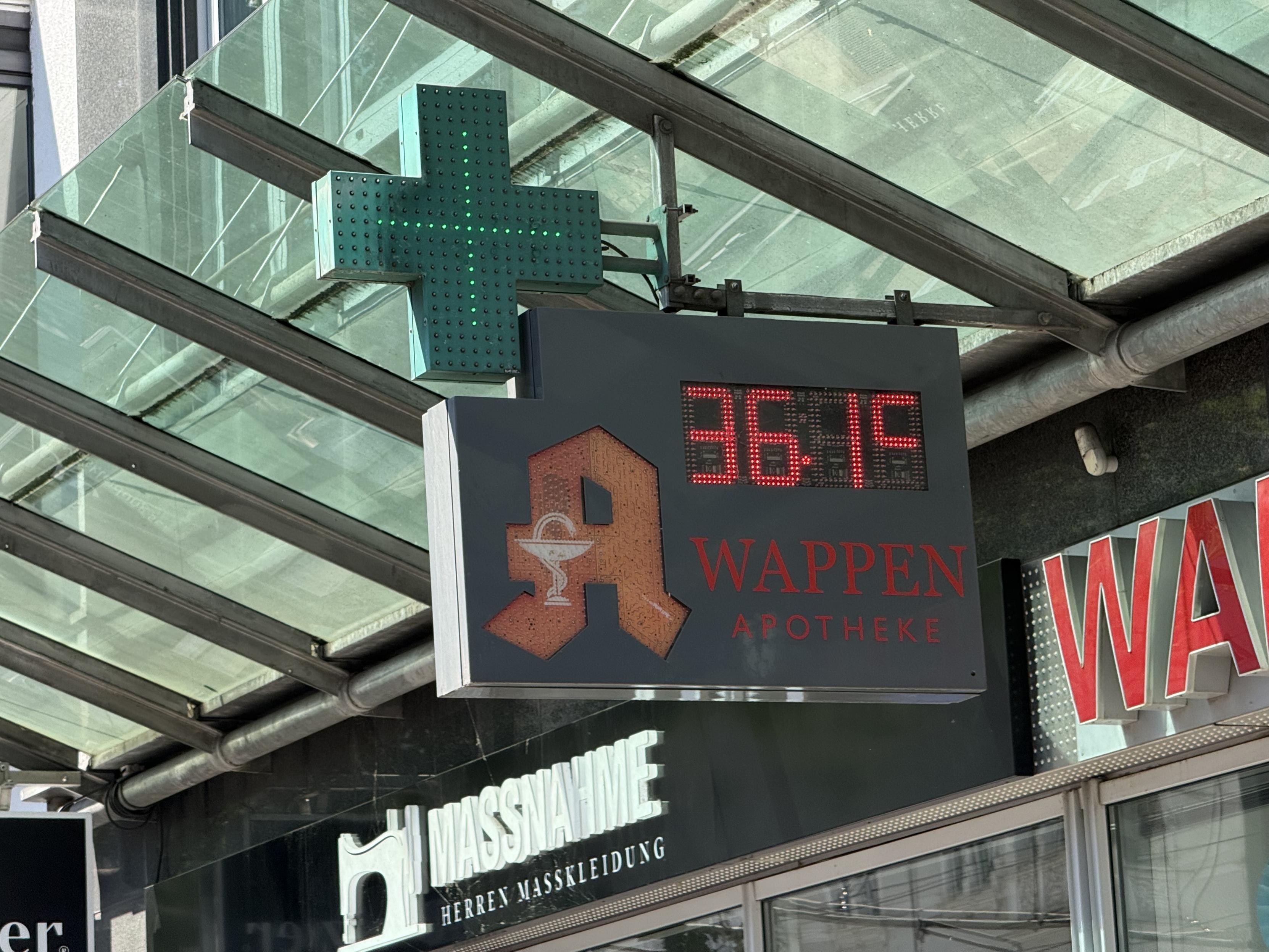 36,1°C werden auf dem Thermometer der Apotheke angezeigt. Auch wenn diese in aller Regel nicht so wissenschaftlich gebaut sind, gefühlt passt der Wert gut. Es ist heiß … sehr heiß … um so mehr toll, dass so viele Menschen gegen Rechts aufstehen!