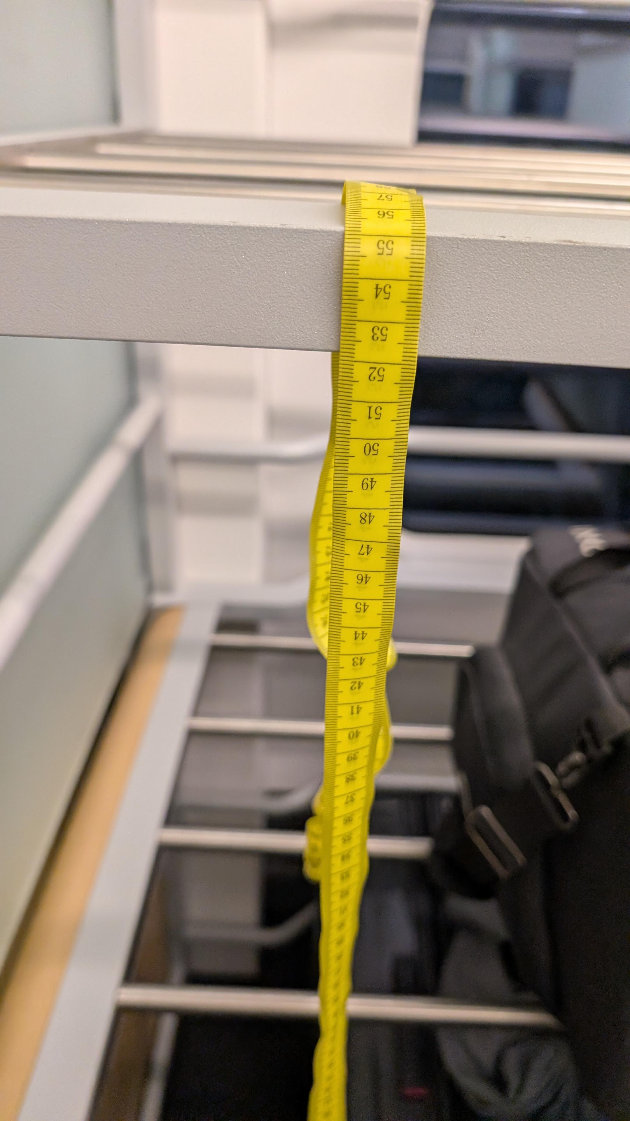 Regalhöhe des mittleren Faches 55 cm