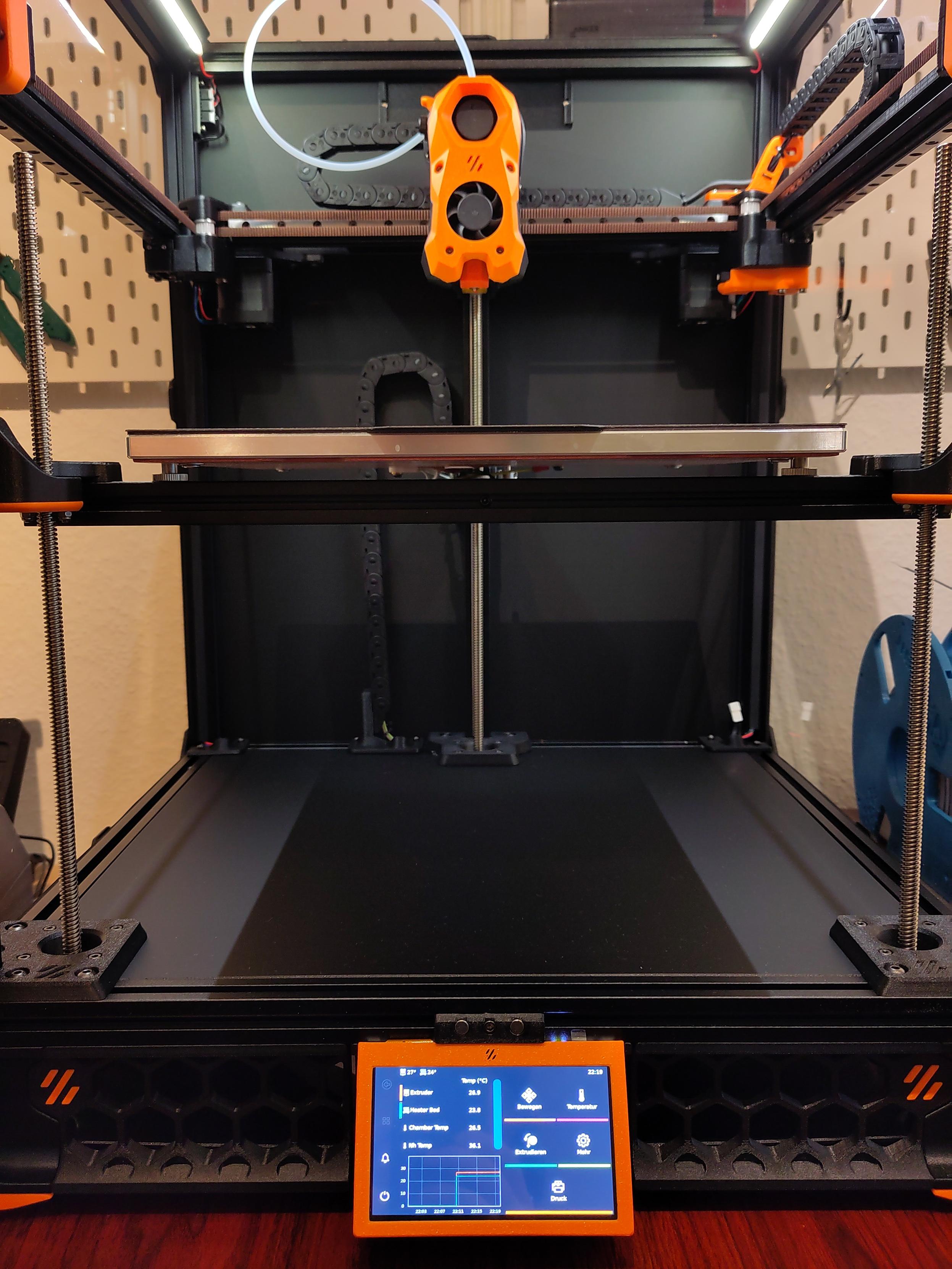 A Voron Trident with a freshly installed and configured touchscreen display (Waveshare 4.3 Inch DSI LCD) with KlipperScreen running.