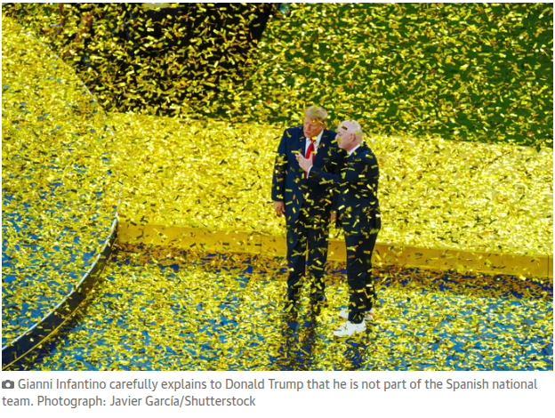 Donald Trump und Gianni Infantino stehen abseits der feiernden Spanier (im Bild nicht zu sehen) im Konfetti-Regen. Bildunterschrift: "Gianni Infantino carefully explains to Donald Trump that he is not part of the Spanish national team."