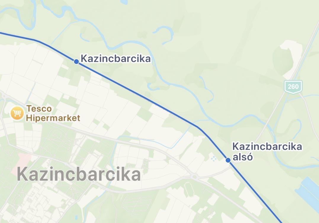 Screenshot Apple Maps transit layer. A railway line passes from northwest to southeast. There are two stops: first “Kazincbarcika,” the “Kazincbarcika alsó.”